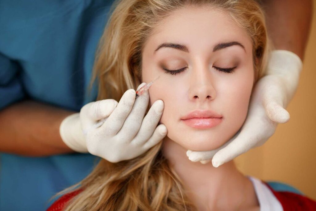 Contraindicações do Botox: Não é recomendado para gestantes, lactantes, pessoas com alergia a qualquer componente da fórmula, ou com distúrbios neuromusculares. Indivíduos com infecções ativas na área a ser tratada também devem evitar o procedimento. Consulte um profissional de saúde para avaliar sua adequação antes de realizar a aplicação.